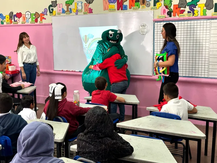 Comparten pláticas de emociones a estudiantes de primaria