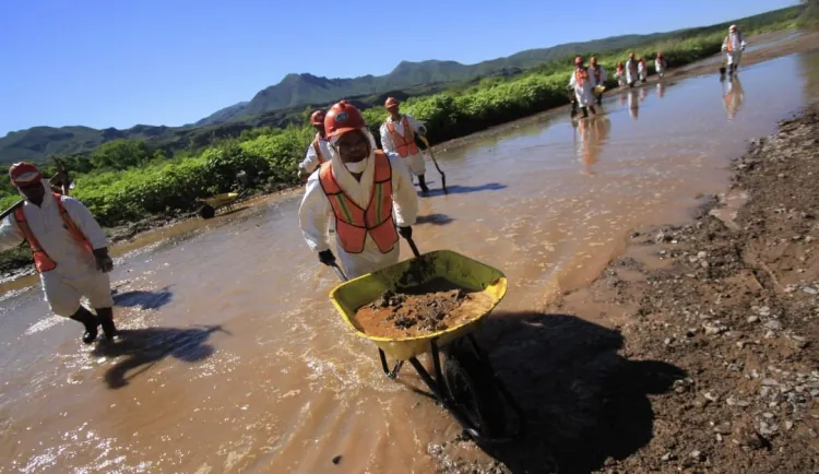 Gobierno federal denuncia penalmente a Grupo México por derrame en Río Sonora