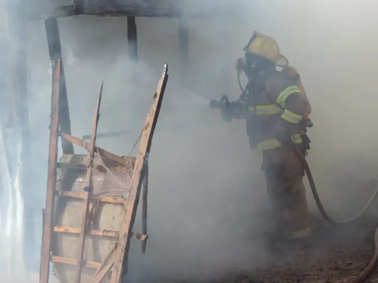 Destruye incendio vivienda en La Mesa