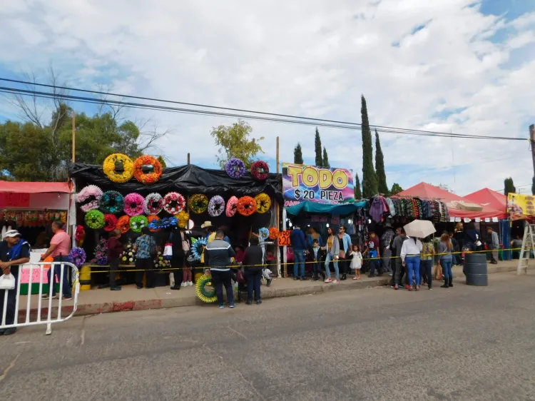 Alistan acomodo de puestos para Feria del Hueso