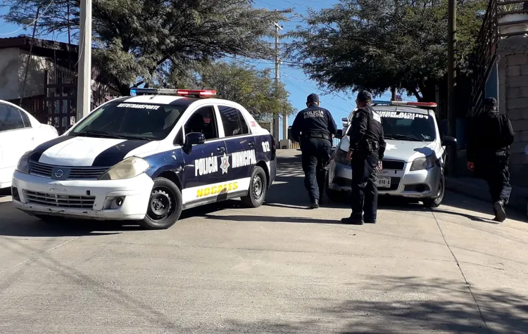 Encuentran agentes de policía automóvil robado.