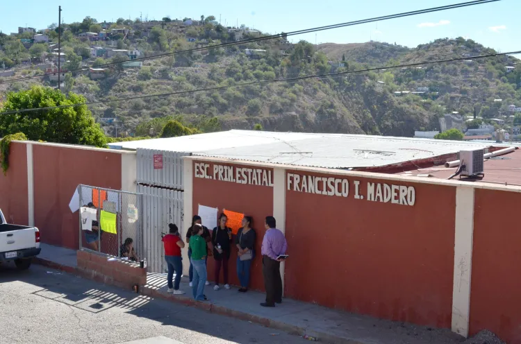 Permanece bloqueo en primaria Francisco I Madero