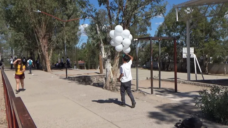 Fluyen globos blancos para despedir a Emiliano