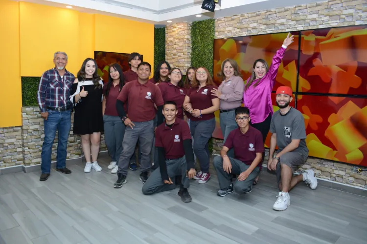 Visitan MAS Medios estudiantes de Taller de Radio de Prepa Municipal