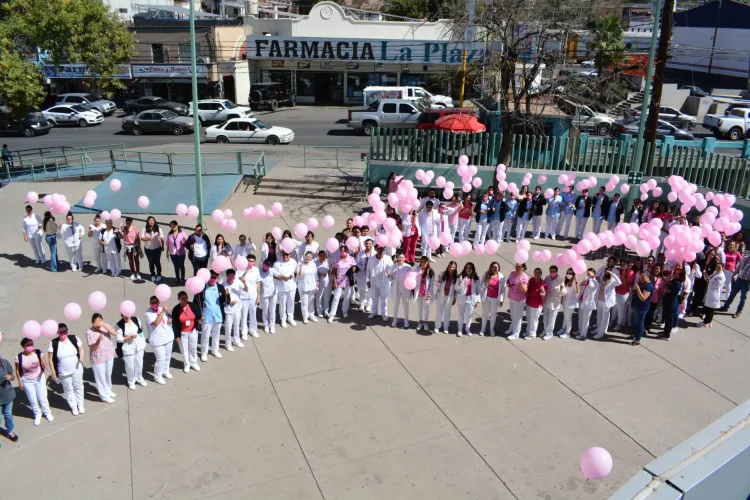 Protagonizan lazo humano en rosa en IMSS Bienestar Nogales