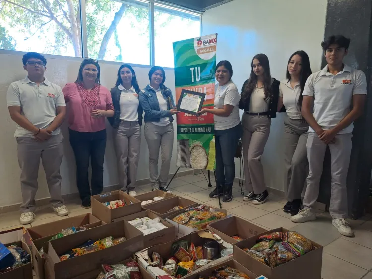 Donan alumnos del Cobach I despensas al Banco de Alimentos