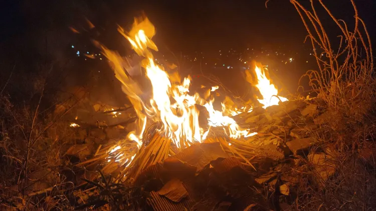 Movilizan incendios en basureros clandestinos a bomberos