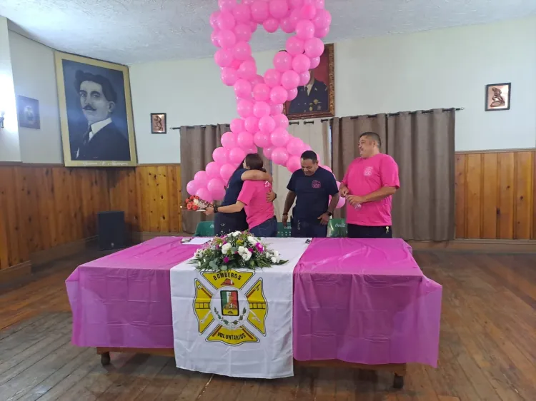 Entregan Bomberos de Nogales apoyo a mujeres que enfrentan el cáncer