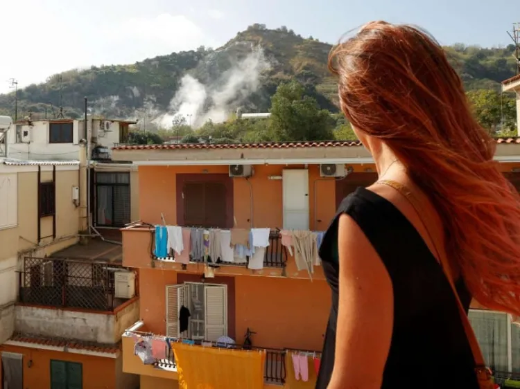 Temen que nazca un “supervolcán” cerca de Nápoles; sismos azotan localidad