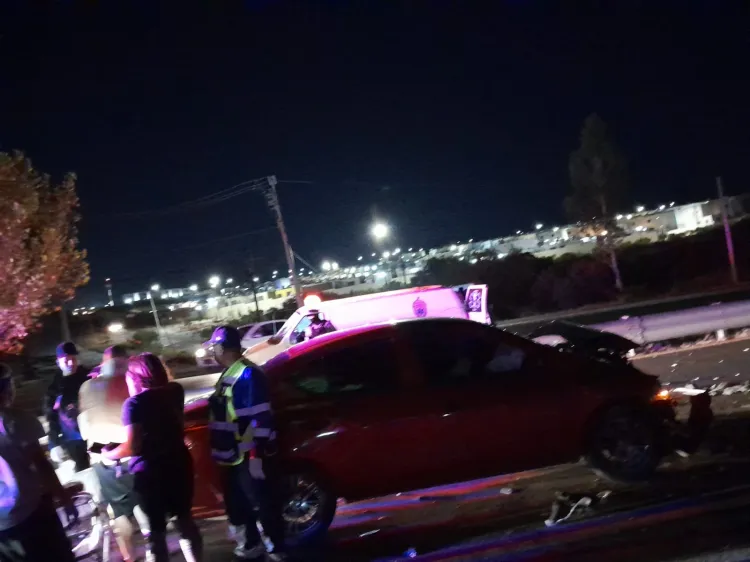 “Carambola” vehicular deja dos lesionados y daños materiales