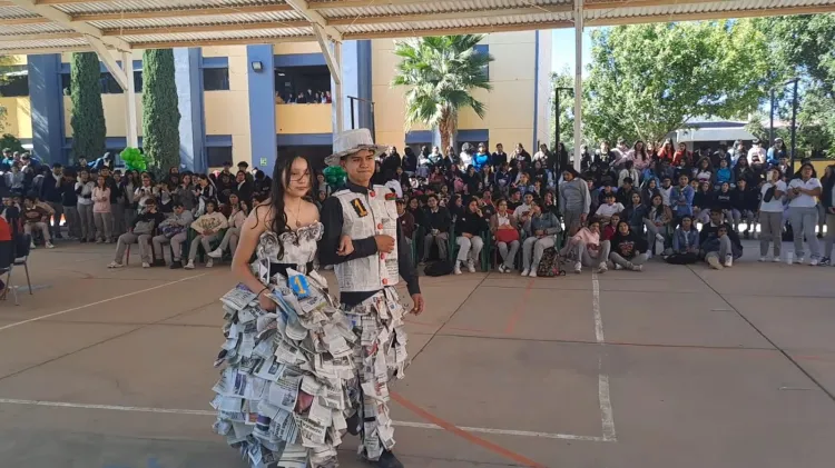 Realizan pasarela de trajes reciclados en Cobach I