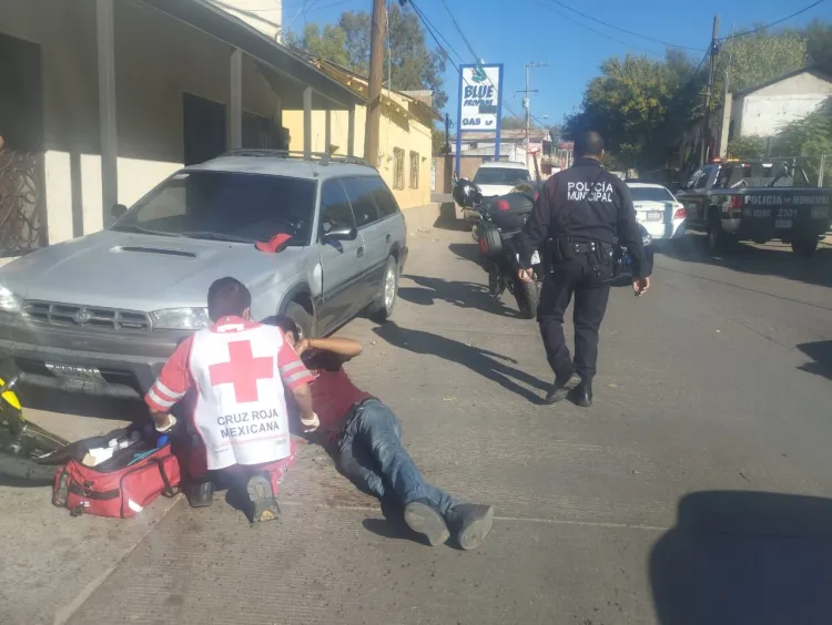 Grave motociclistas al impactar contra dos vehículos