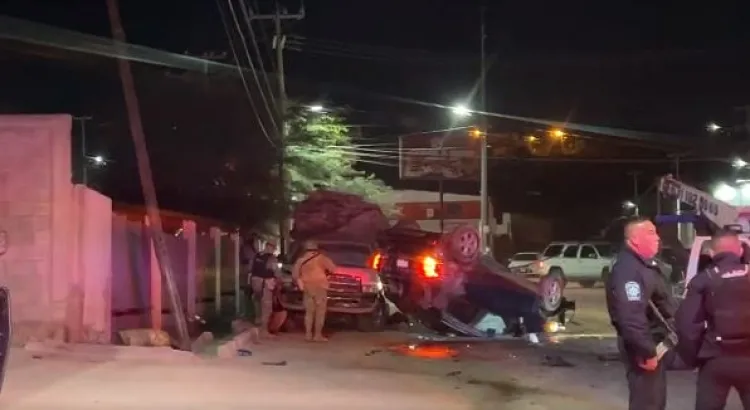 Vuelca conductor tras huir de la policía