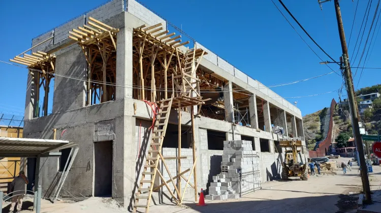 Avanza construcción de garita peatonal de calle Elías