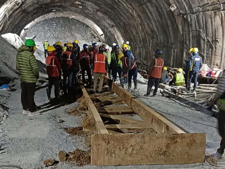 Continúan labores de rescate para salvar a 40 obreros atrapados en un túnel en India