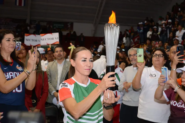 Distinguen a Ramona Dávila con encendido del pebetero magisterial