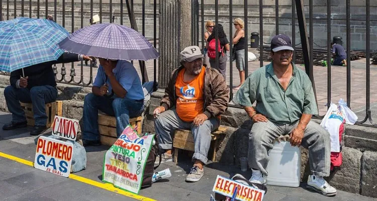 Salen más de tres millones de mexicanos de pobreza laboral