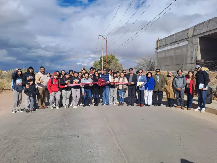 Entregan obra de banqueta en beneficio de comunidad estudiantil