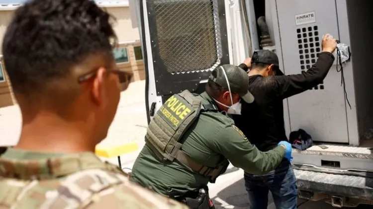 Procesan detenciones récord en frontera Mex-USA