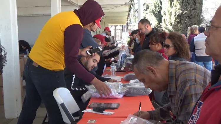 Llaman aprovechar ultimo día de entrega de uniformes