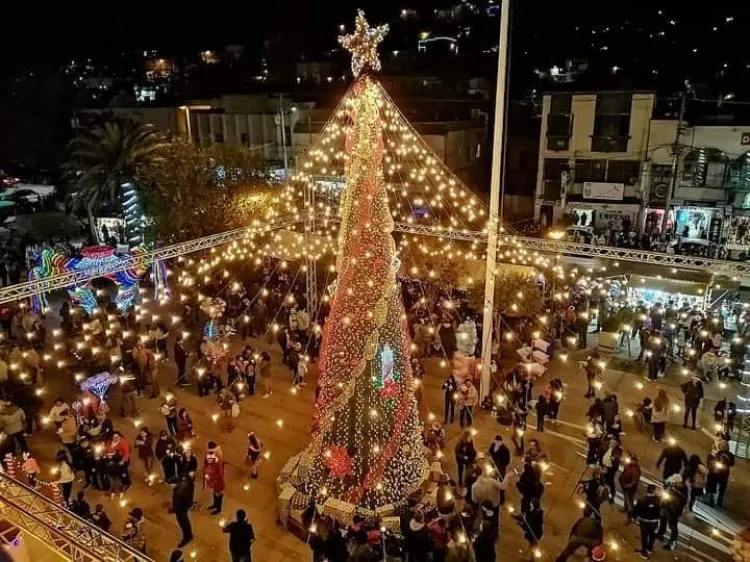Ilumina el árbol navideño festividades decembrinas
