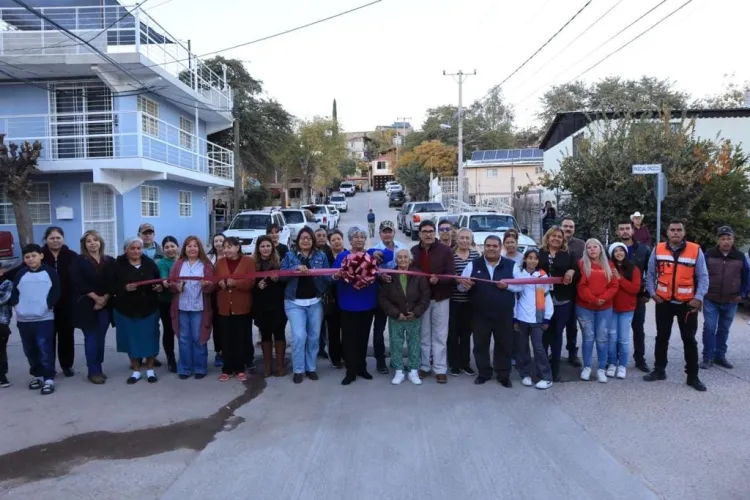 Entrega Alcalde calle Flores Magón pavimentada en colonia Los Encinos