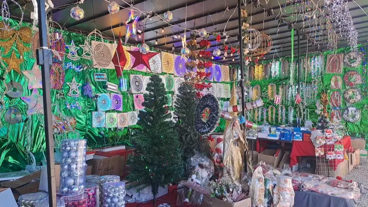 Comerciantes reportan buenas ventas por artículos navideños