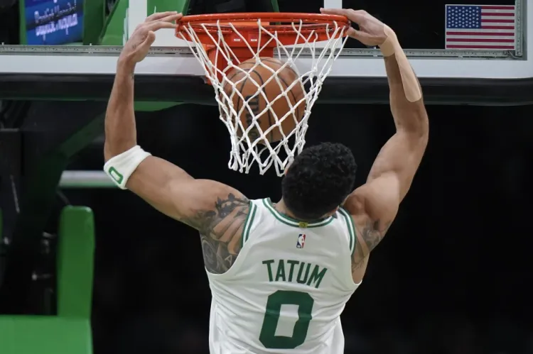 Celtics mantienen invicto en casa