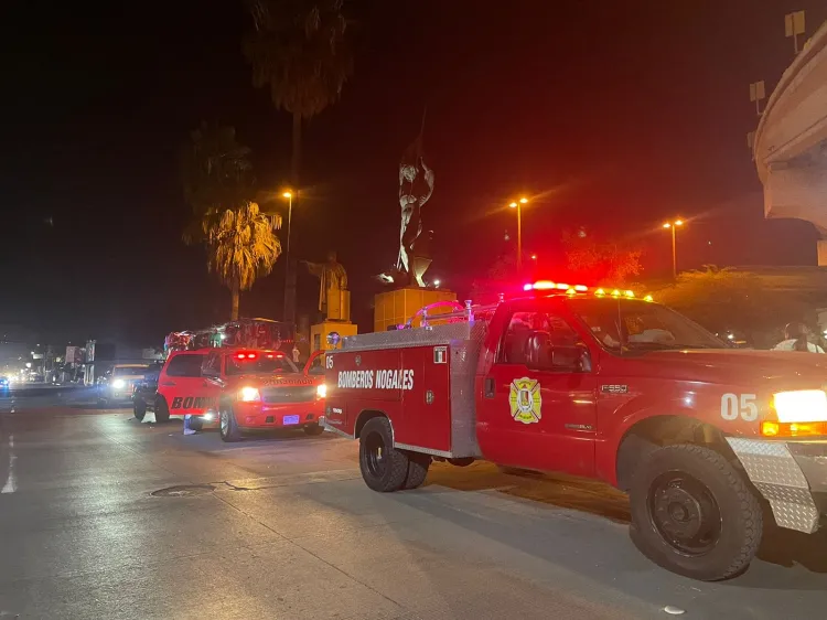 Brindan bomberos alimentos y cobijas a personas en condición de calle