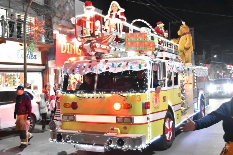 Disfrutan miles de nogalenses espectacular Desfile Navideño