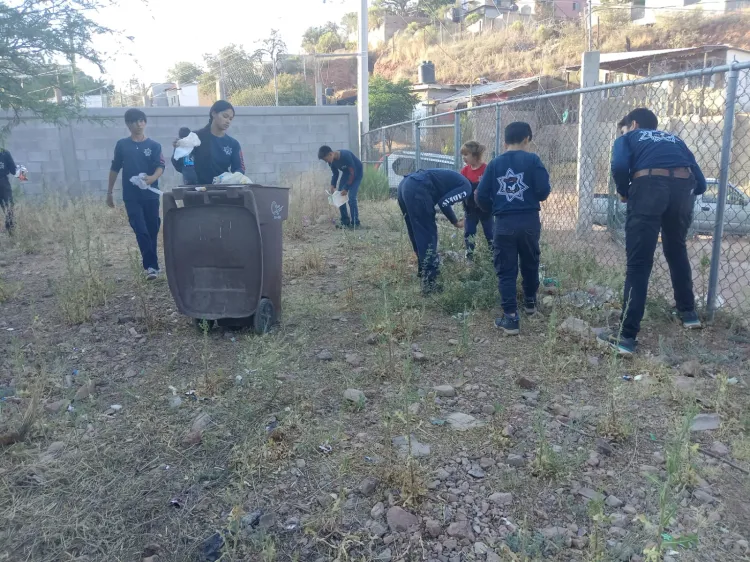 Integrantes del Heptatlón participan en programa de servicio comunitario