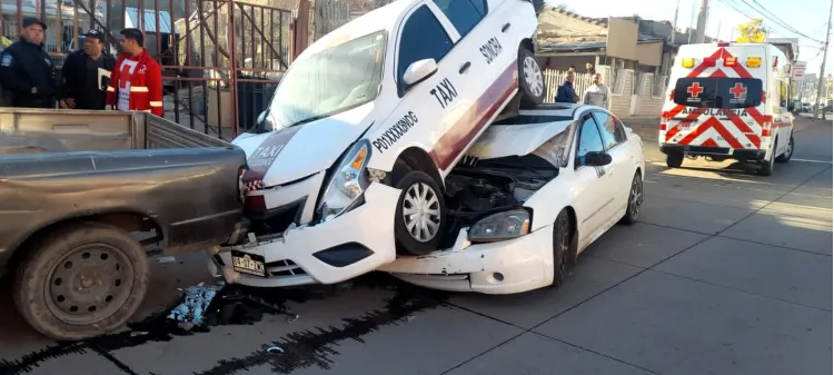 Provoca choque taxista; huye del lugar y deja daños de consideración