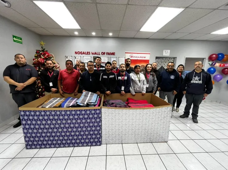 Reciben bomberos cobijas y zapatos para programa “Borrando Cenizas”