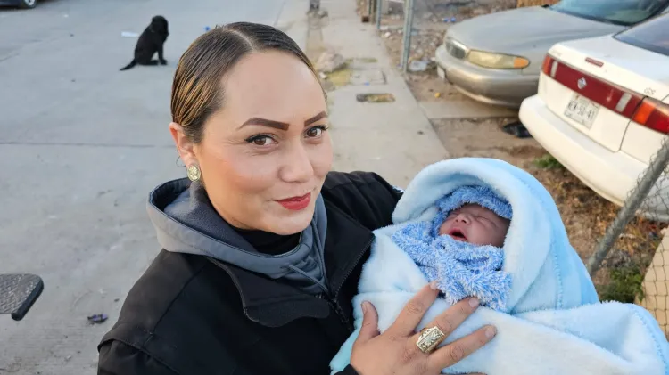 Ayuda mujer policía de La Mesa en parto y a reanimar a bebé