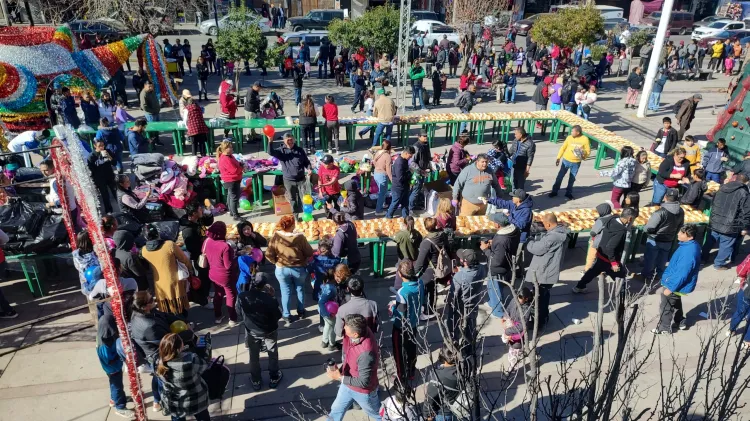 Continúa tradición con mega Rosca de Reyes en plaza Hidalgo