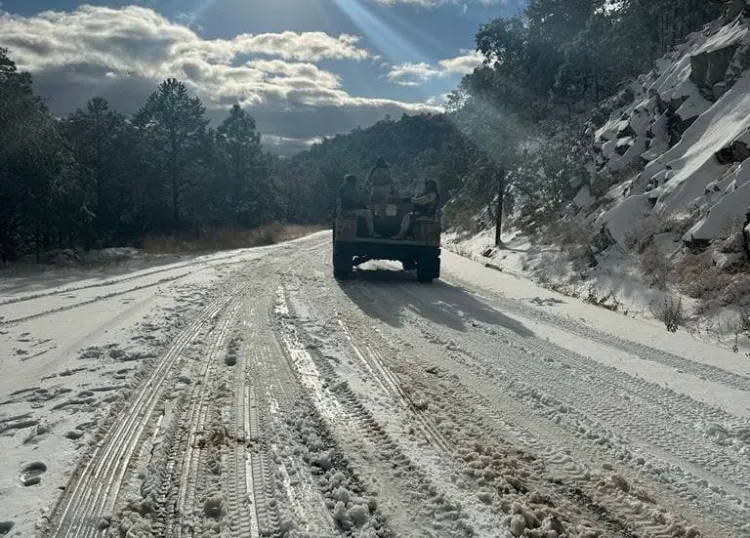 Retiran nieve de tramos carreteros