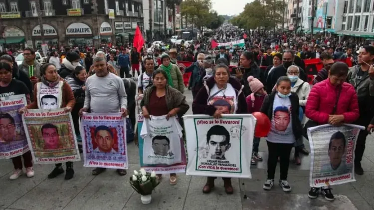 No quieren avanzar en caso Ayotzinapa; AMLO señala a padres y abogados