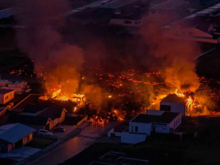 Lava volcánica consume casas en un pueblo pesquero de Islandia