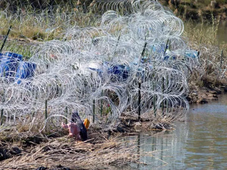 Avala Corte de EU retirar alambre de púas en frontera Texas-México