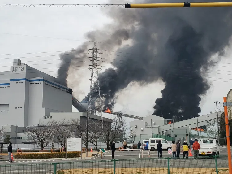 Explota central eléctrica en Japón y se desata incendio
