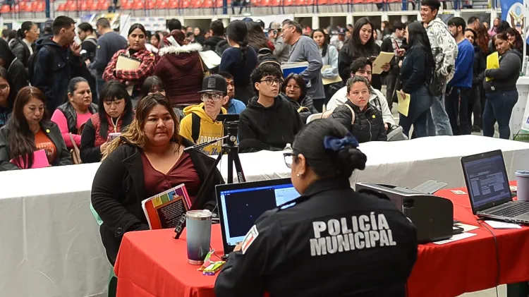 Colabora Seguridad Pública con trámites en Feria del Empleo