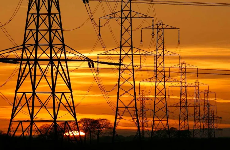 AMLO va por reforma en electricidad tras revés de Corte