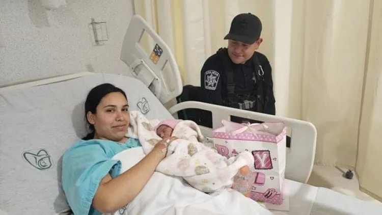 Auxilia policía a joven mujer a dar a luz