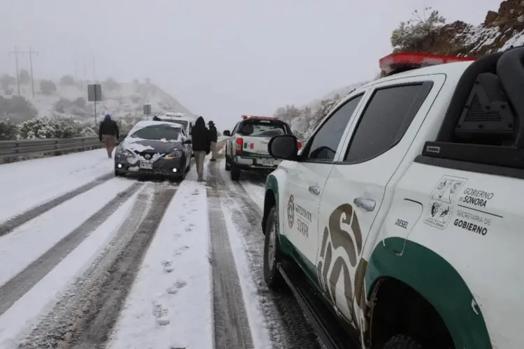 Reanudan circulación tramos carreteros afectados por nevadas