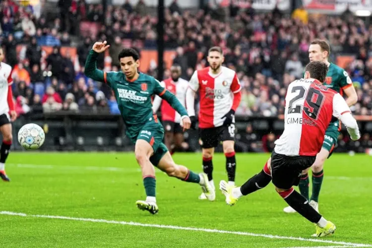 Giménez sin gol al ganar el Feyenoord