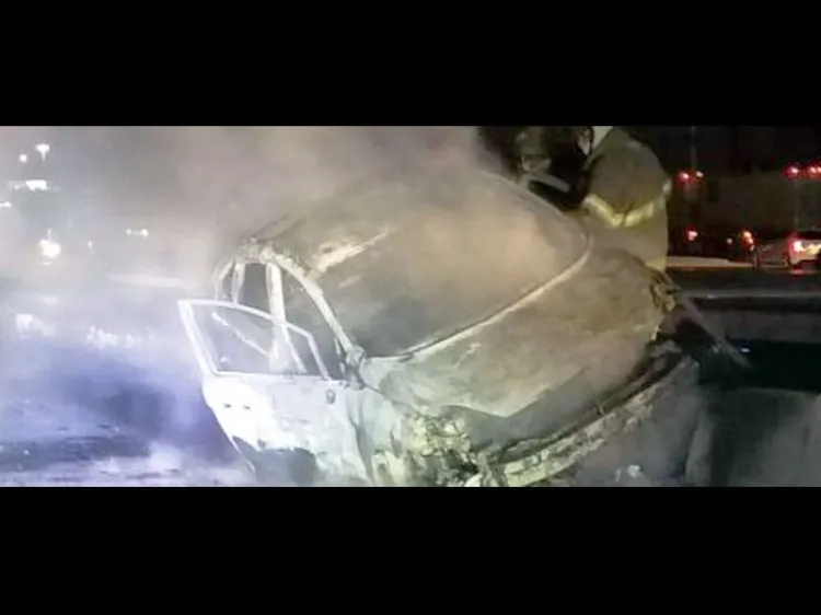 Destruye fuego a vehículo que impactaron contra barda