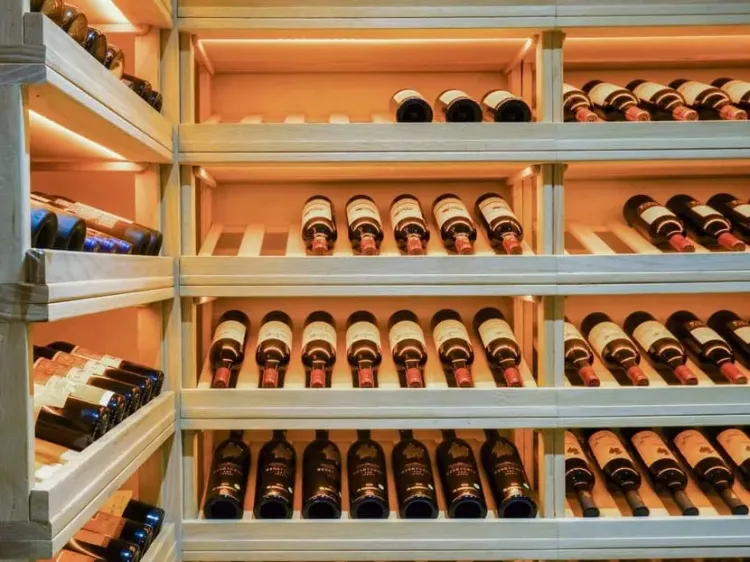 Detienen a hombre por robarse más de 7 mil botellas de vino en Francia