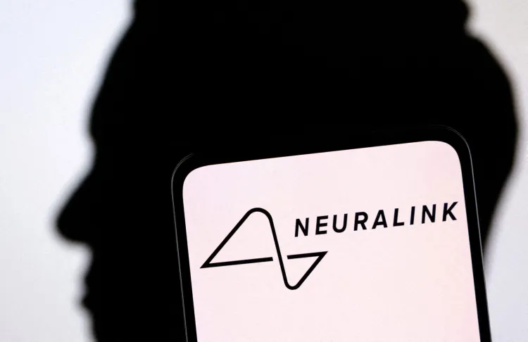 Humano con chip de Neuralink controla ratón con la mente