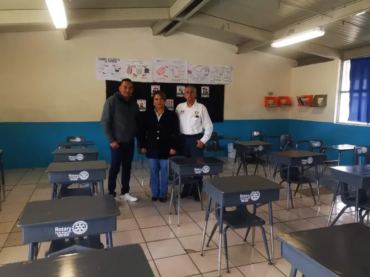 Formaliza Club Rotario Nogales Industrial entrega de mesabancos