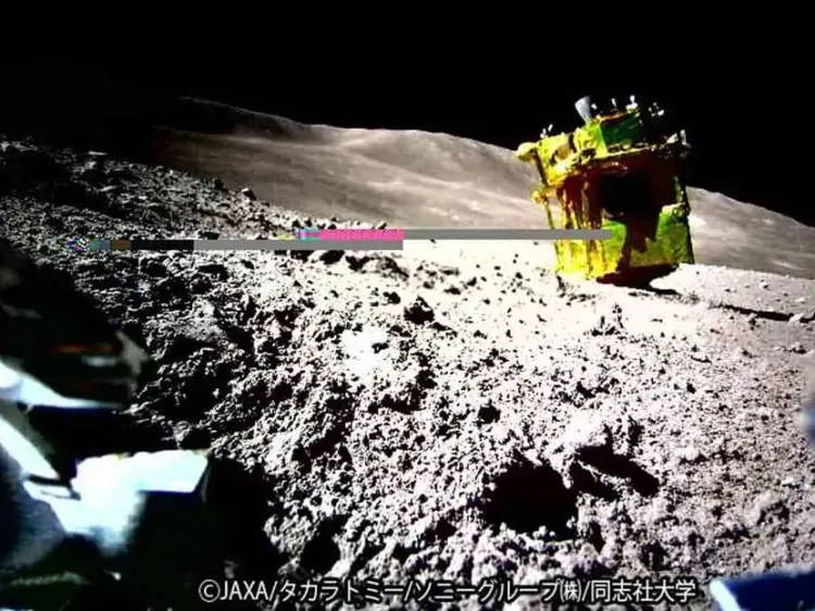 Módulo lunar de Japón “despierta”, un mes después de alunizaje fallido